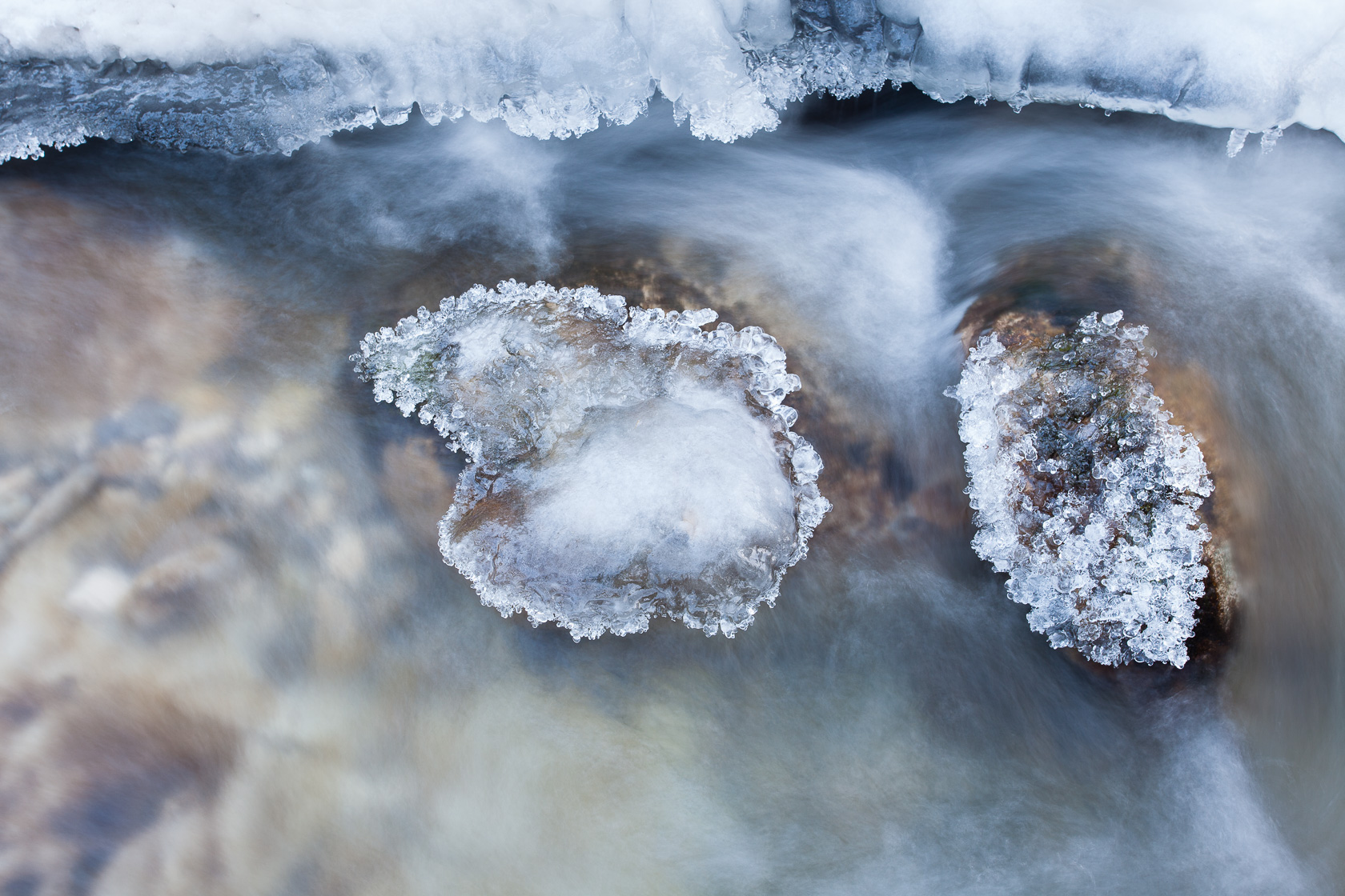 glace dans un torrent de montagne, dans les Bauges