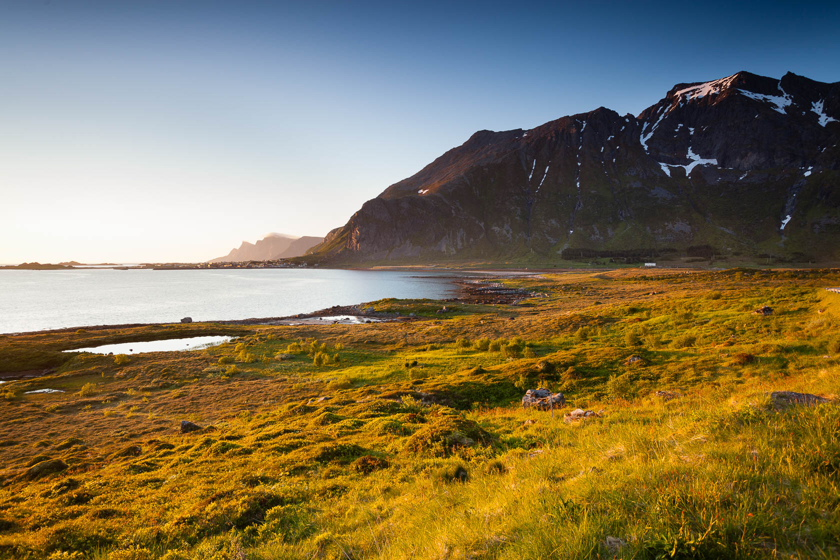 Flakstadøya sous le soleil de minuit, dans les îles Lofoten en été, en Norvège