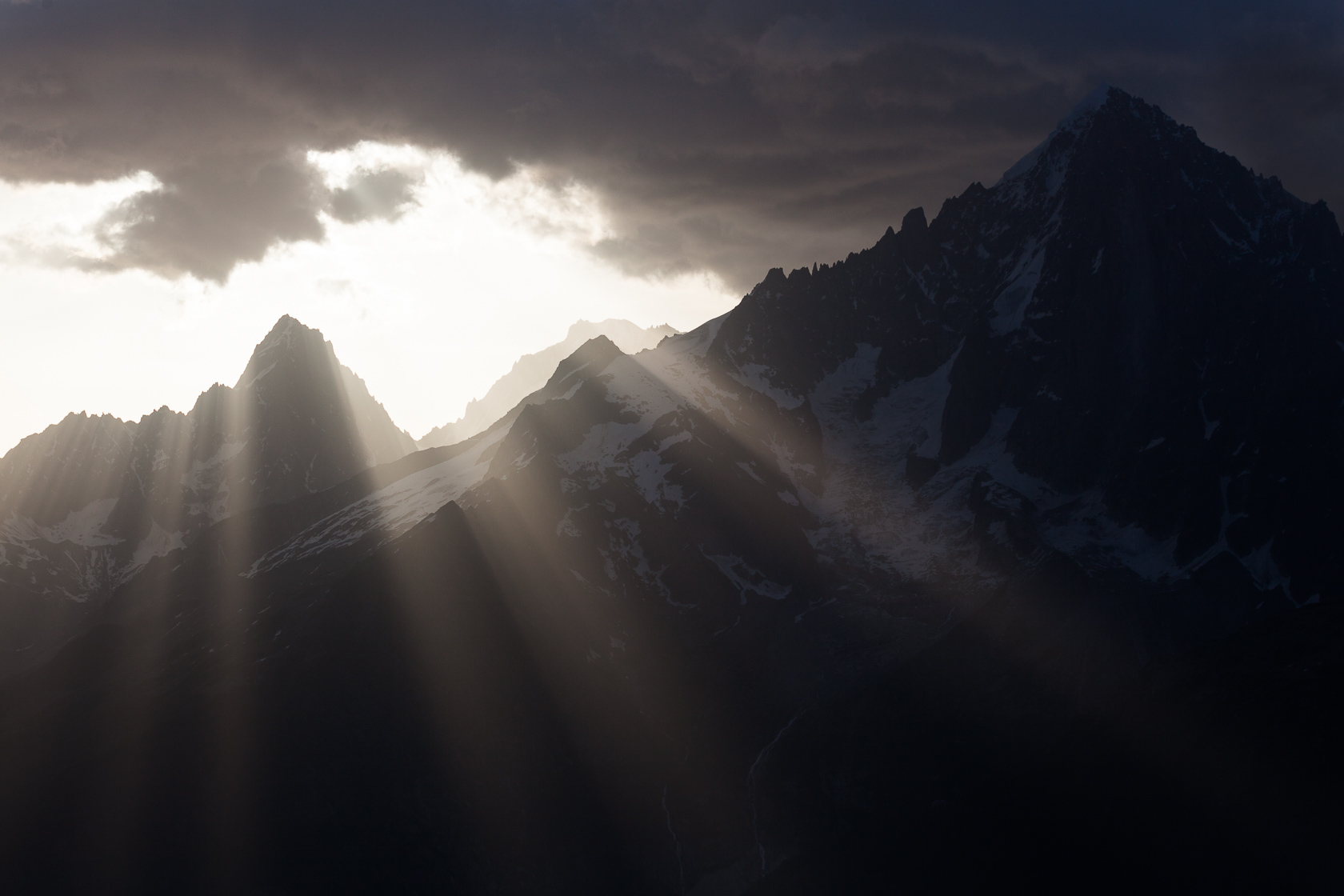 Raies de lumière sur l'Aiguille du Chardonnay et sur l'Aiguille verte