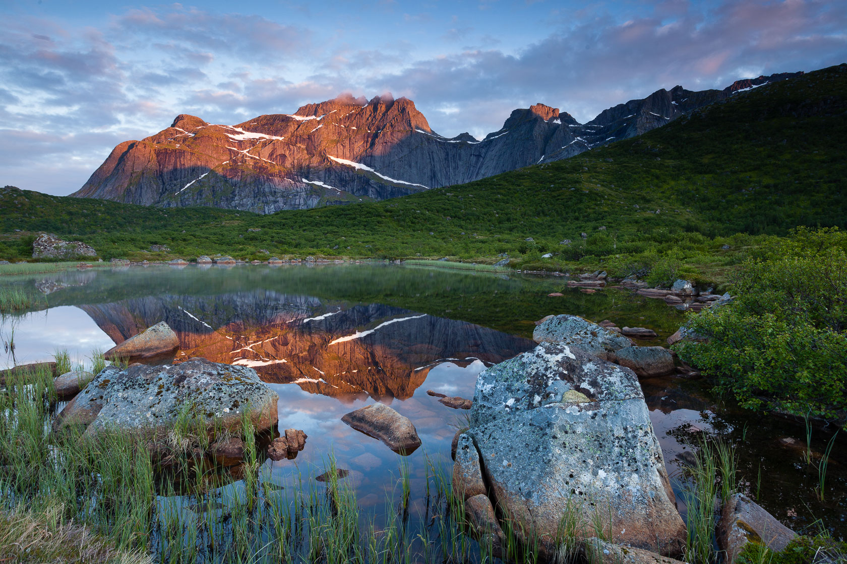 Pedant un voyage photo soleil de minuit dans les îles Lofoten, en Norvège