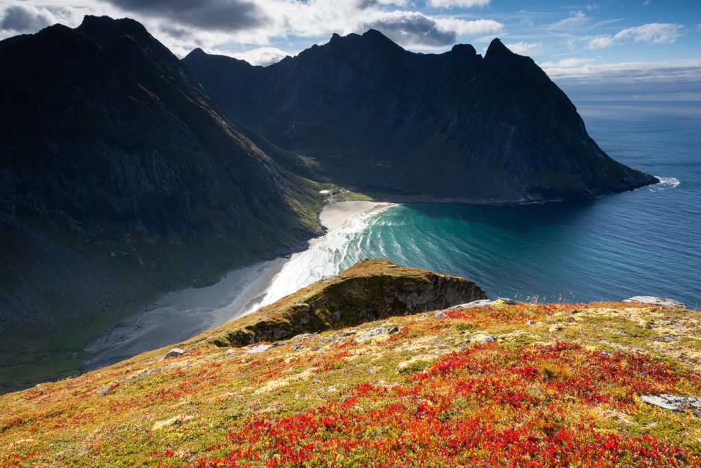 Plage de Kvalvika depuis le Ryten, en automne lors d'un voyage photo aux Lofoten