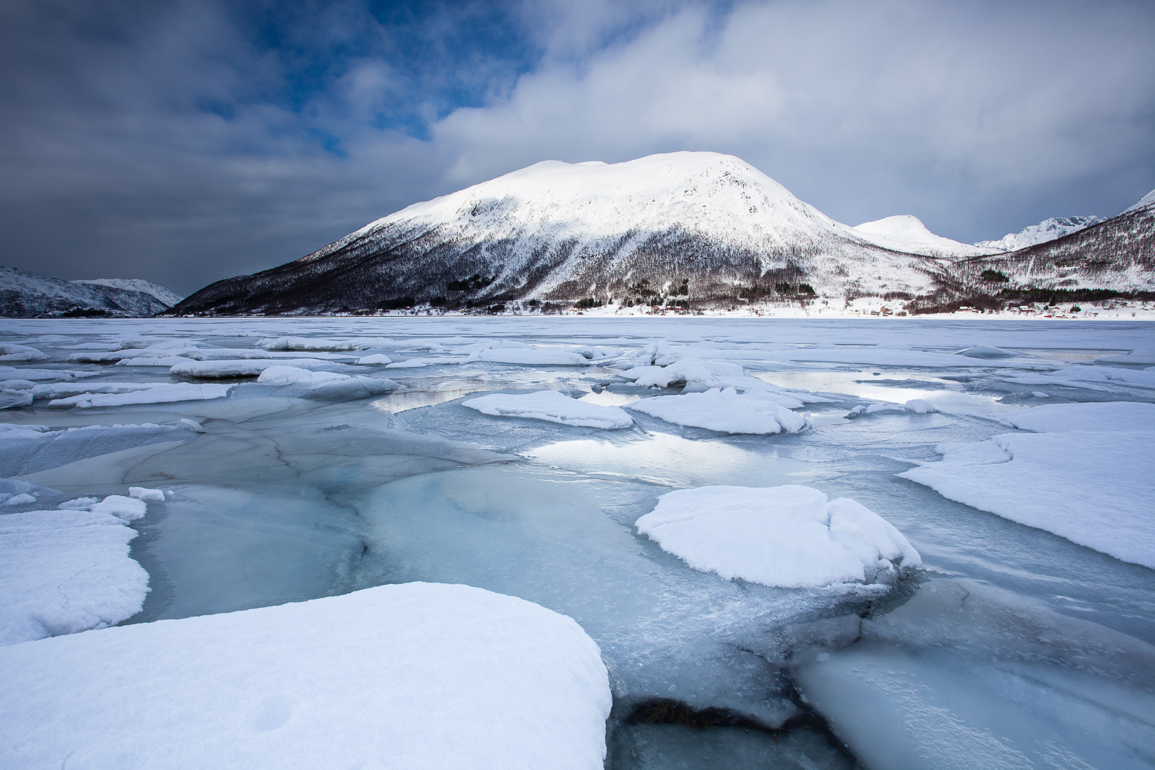 Débâcle de la glace dans un fjord au printemps sur l'île de Kvaløya, en Norvège, pendant un voyage photo aurores boréales en Laponie