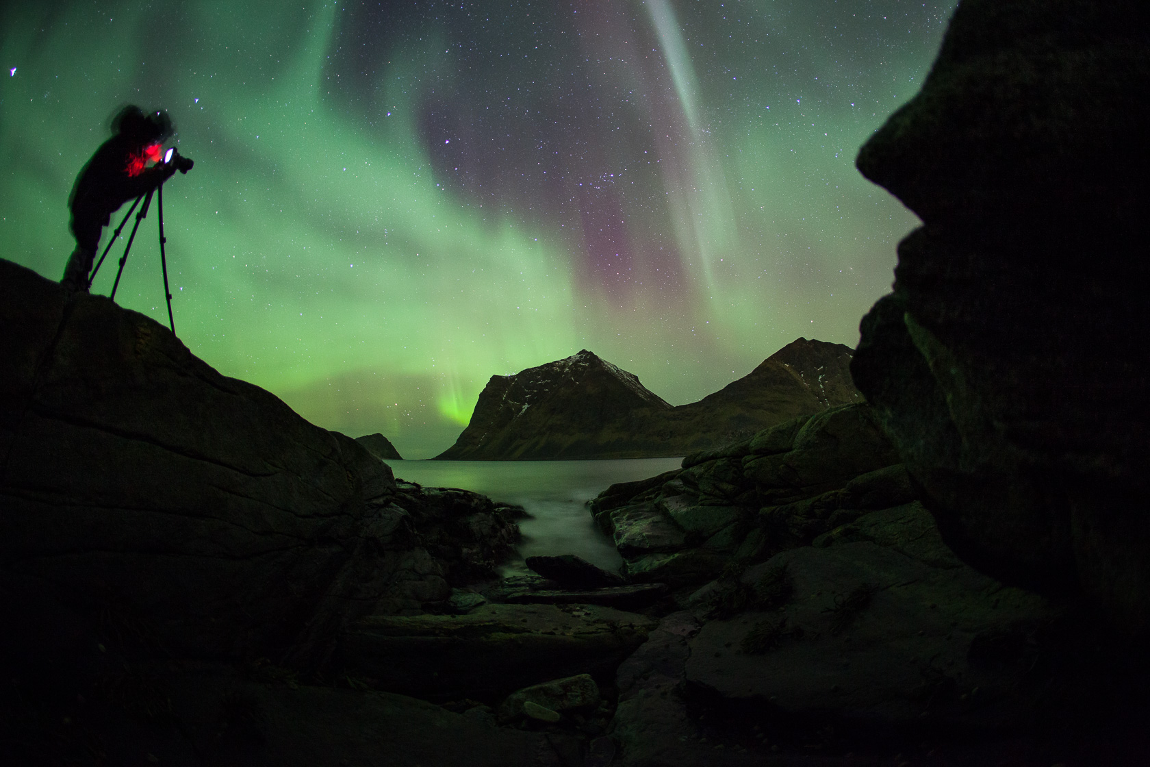 photographe photographiant les aurores boréales durant un voyage photo dans les îles Lofoten, en Norvège