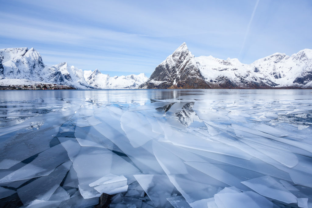 plaques de glace sur le Reinefjord, lors d'un voyage photo aux Lofoten en hiver, en Norvège