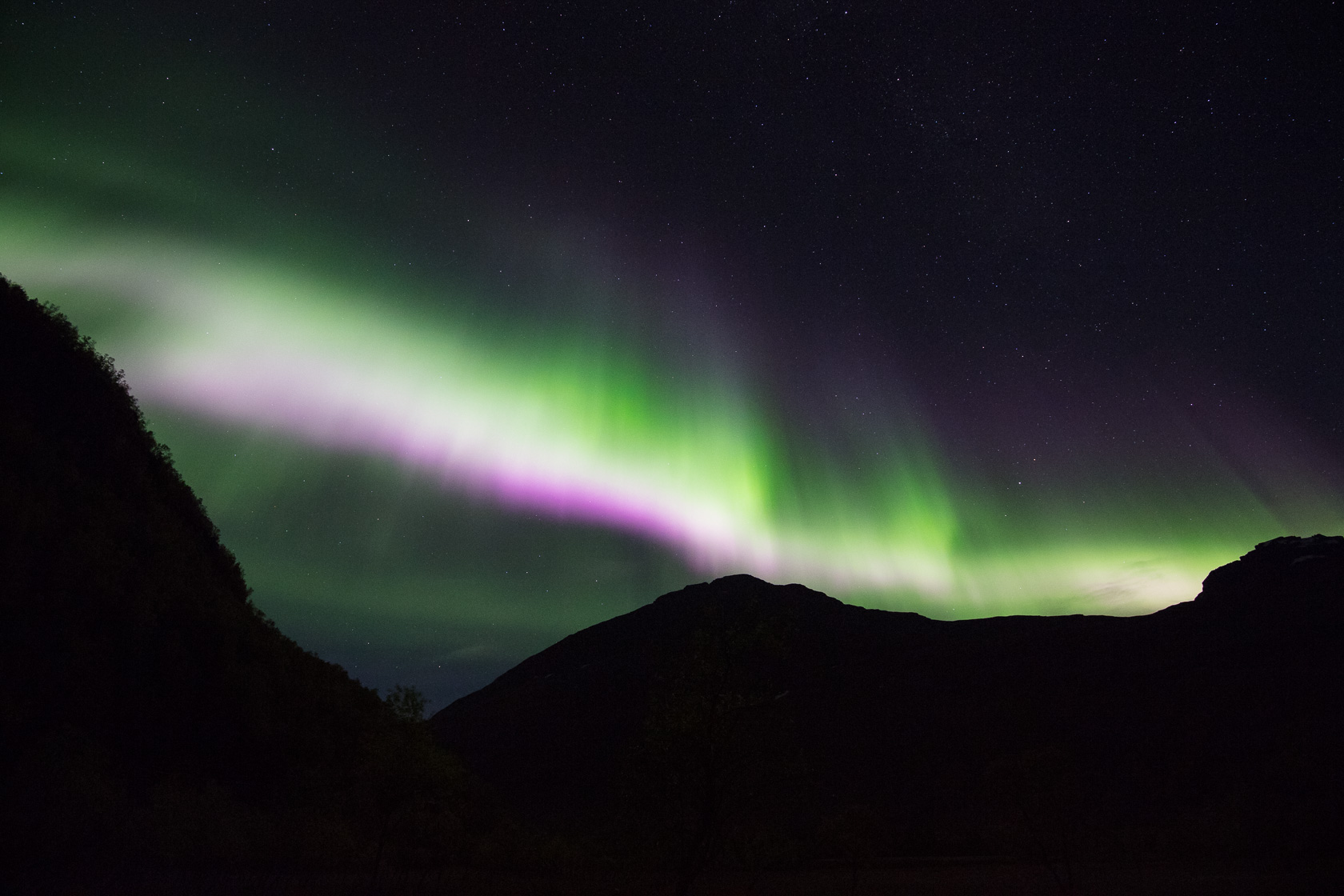 aurore boréale multicolore pendant une tempête géomagnétique, en Norvège