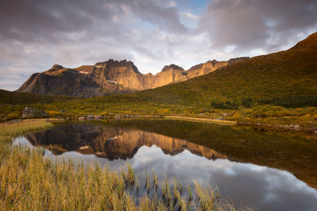 lac dans une tourbière sur l'île de Flakstad, près de Nusfjord, en voyage photo aux Lofoten