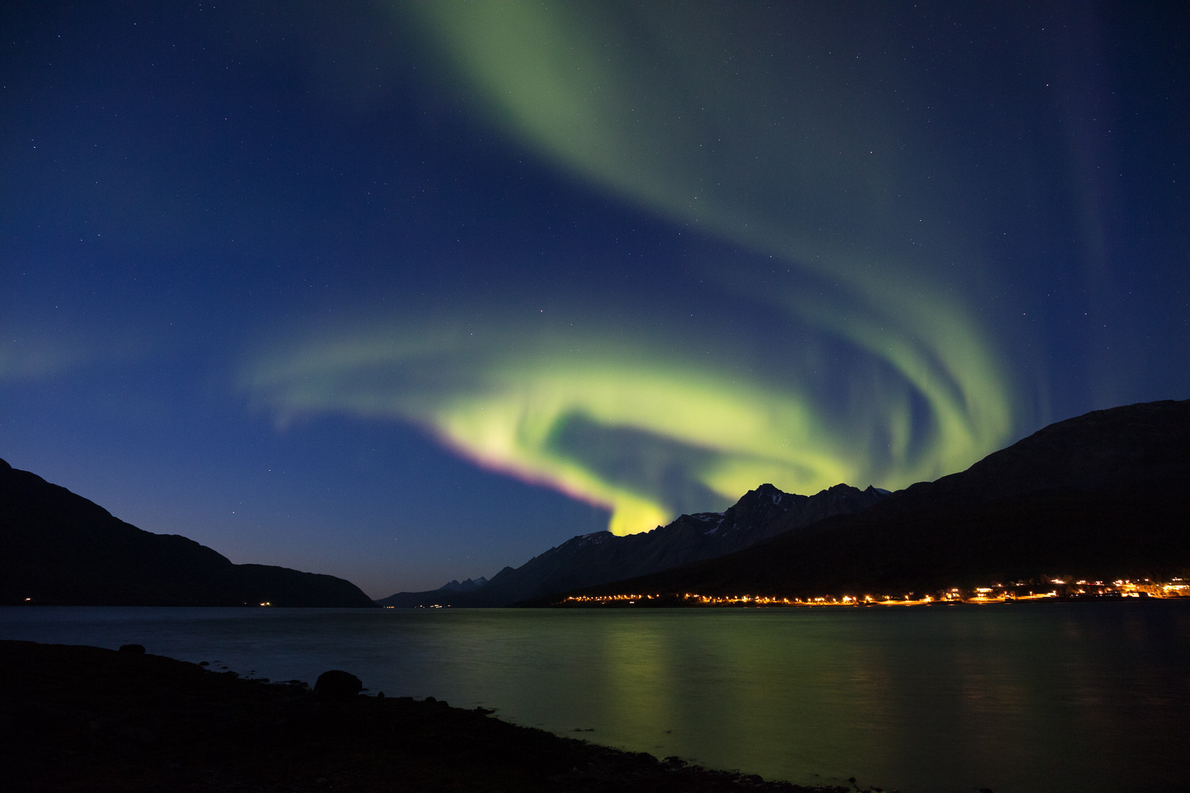 photographie d'aurore boréale en Norvège, au-dessus du fjord de Sørfjorden, durant un voyage photo des Lofoten aux alpes de Lyngen