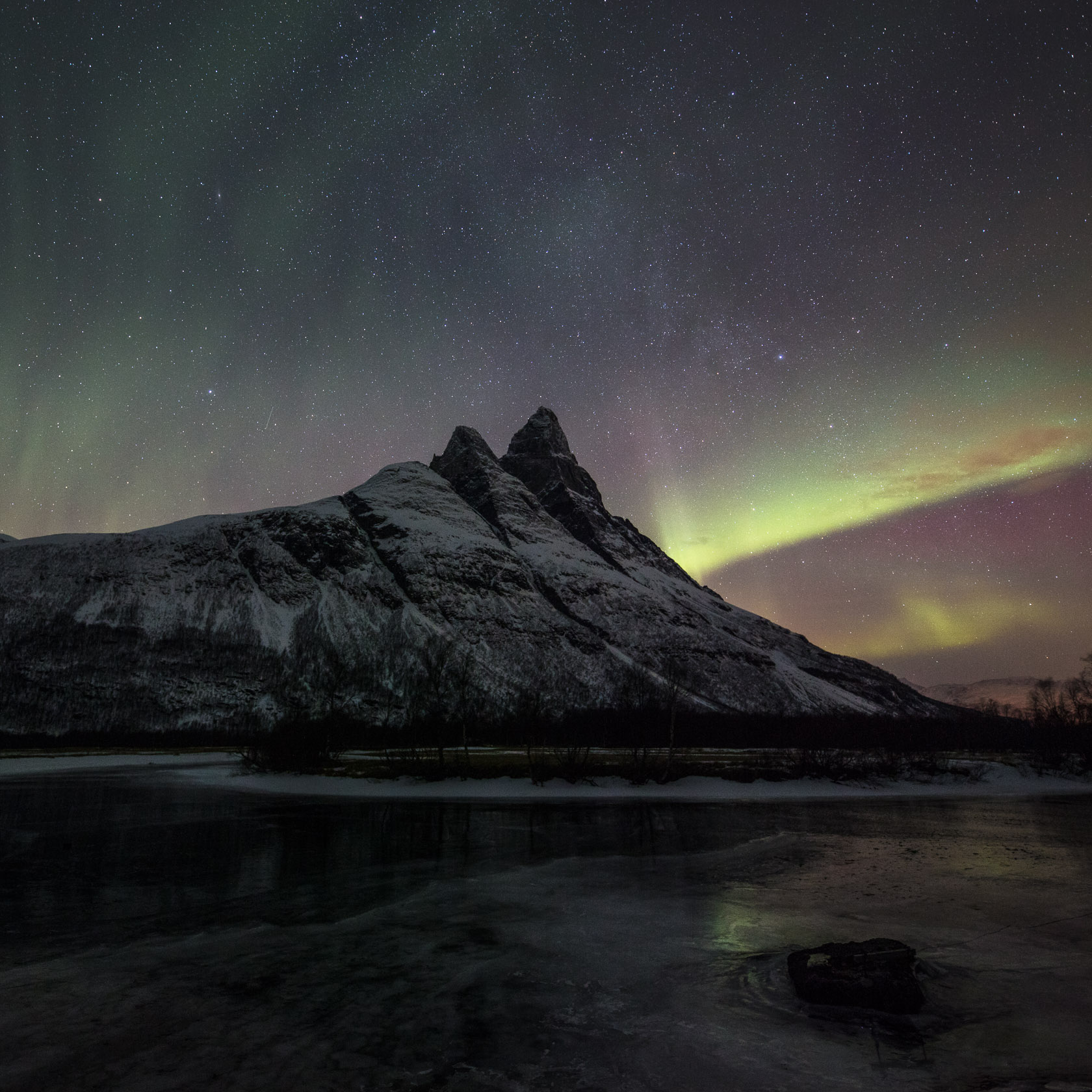 aurore boréale et Otertinden, dans la Signaldalen,en Norvège