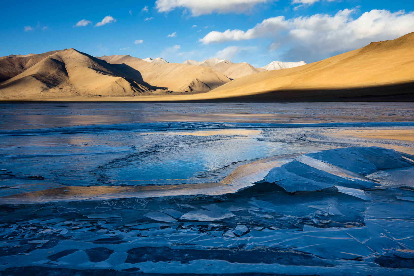 Glace sur le Startsapuk Tso, près du Tso Kar, au Ladakh, en Inde