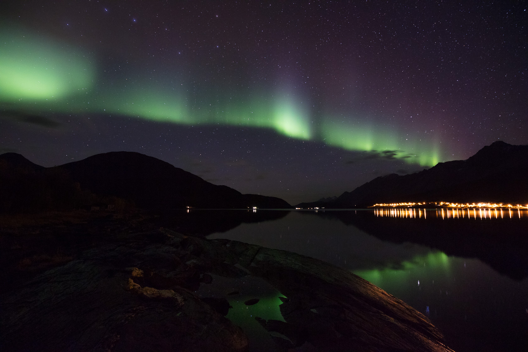 aurore boréale au-dessus du Sørfjorden, pendant un voyage photo dans les Alpes de Lyngen en Norvège