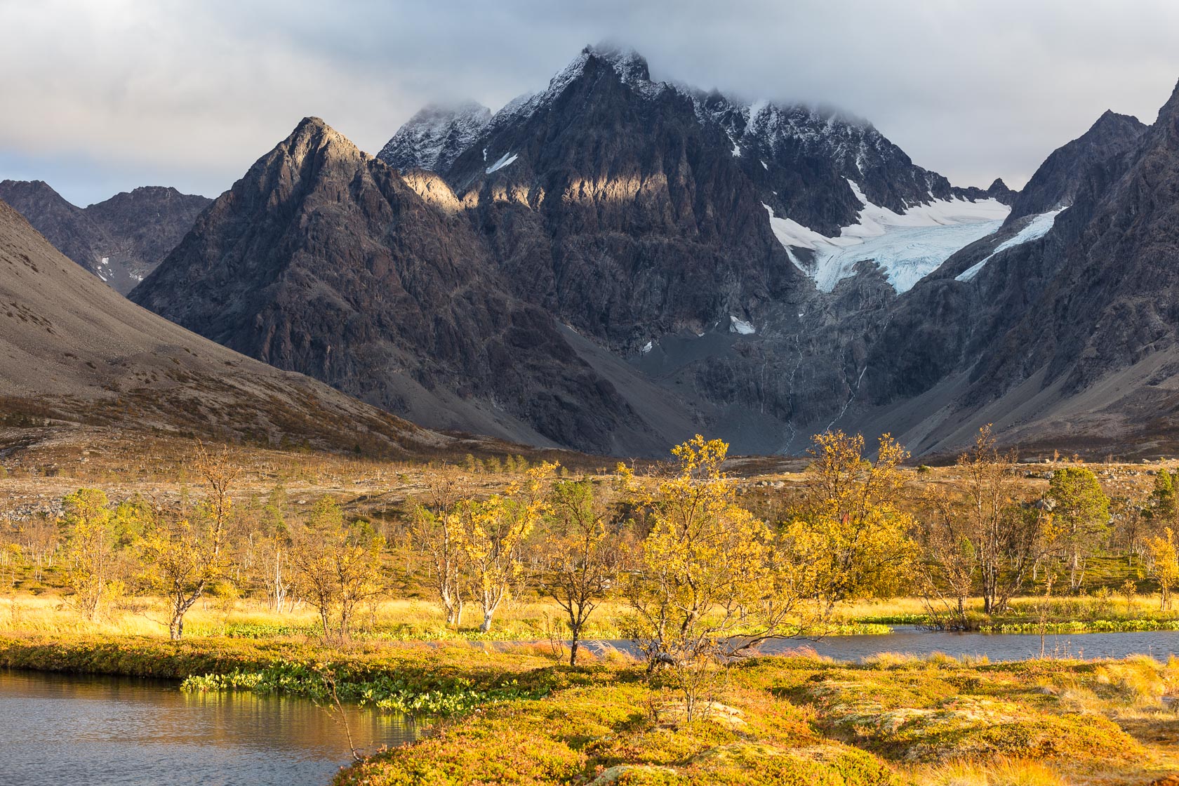 Lenangstindane et glacier du Blåvatnet en automne, dans les Alpes de Lyngen