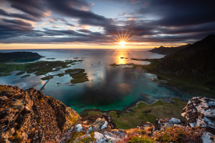 Soleil de minuit dans les îles arctiques