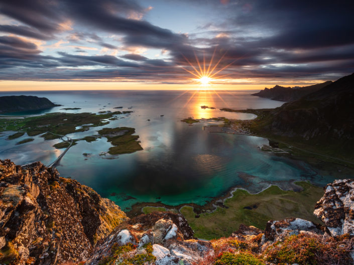 Soleil de minuit dans les îles arctiques